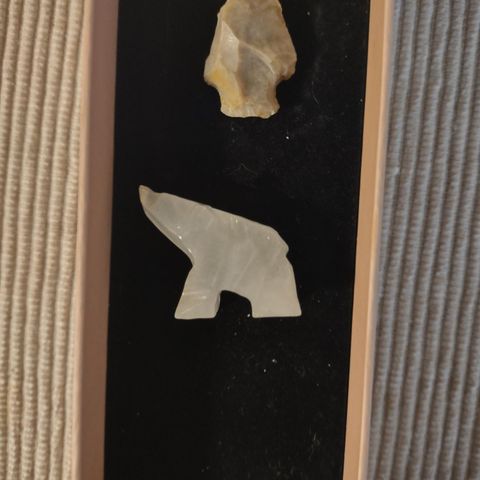 Sjaman amuletter..1 liten quartz krystall Isbjørn og 1  spydspiss ..