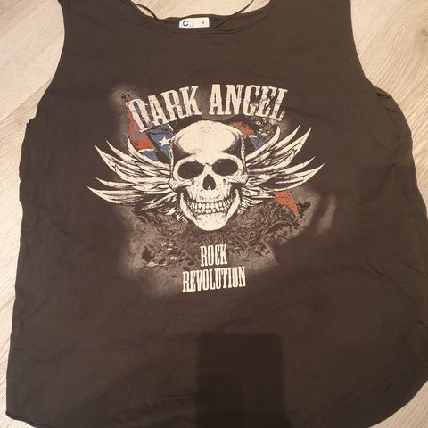 "Dark Angel" t-skjorte med åpen rygg