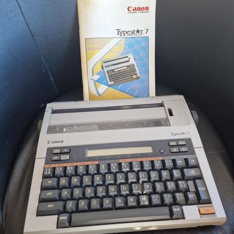 Canon Typestar 7 / TYPEWRITER