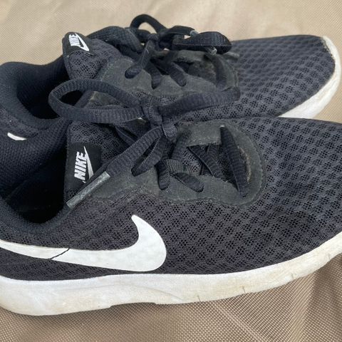 Nike sko, Tanjun, White/black, str.30.