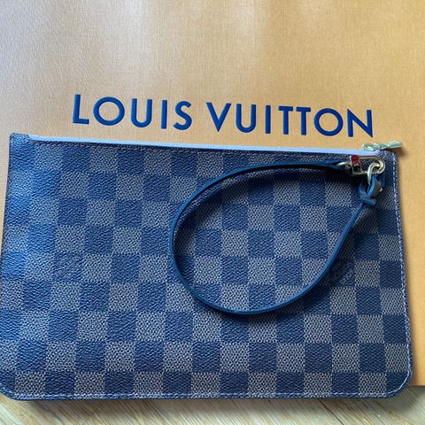 Louis Vuitton pouch (tilhørende Neverfull)