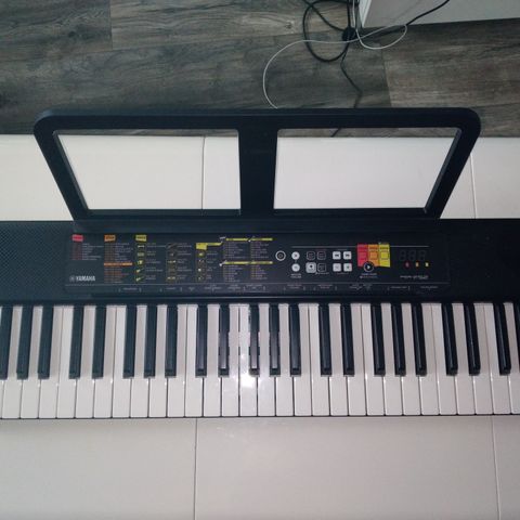 Keyboard Yamaha Psr -f52 .