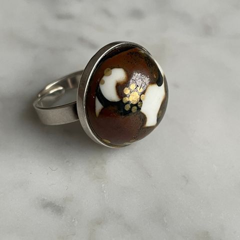 Anne-Marie Ødegaard ring,Stirling.Porselen, brun, hvit sort og gull.Vintage