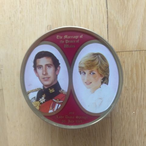 Diana og Charles- dropsboks utgitt til bryllupet i 1981