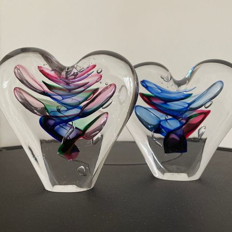 2 hjerteformede Kunstglass/krystall, munnblåst, signert.
