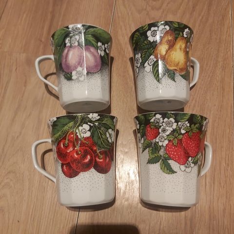 CHODZIEZ Poland. 4 stk. Porselen kopper FRUKT. Retro. Vintage.