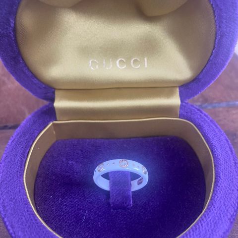 Helt ny Gucci ring selges
