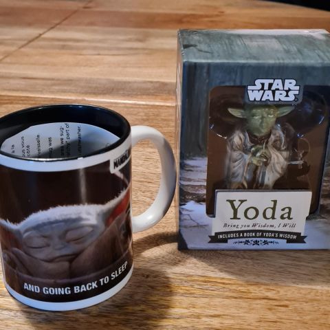 Star Wars figur Yoda+ book of wisdom og Mandalorian baby Yoda krus