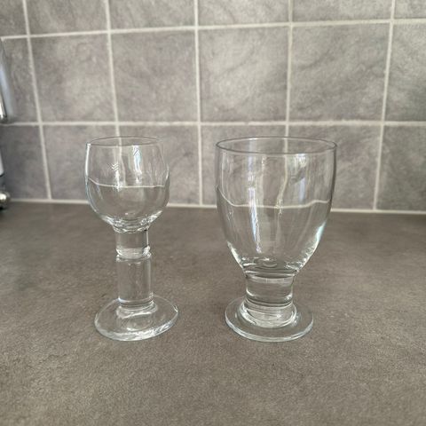 Shotglass og større glass med stett klare