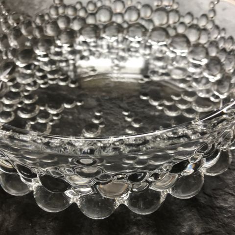 Flott eldre glass skål m/ `bobler`. 22 x 7 cm. Hel og fin.  Retro...