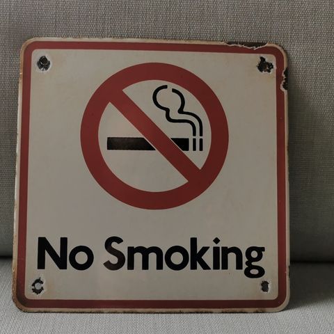 Emaljeskilt røyking forbudt.