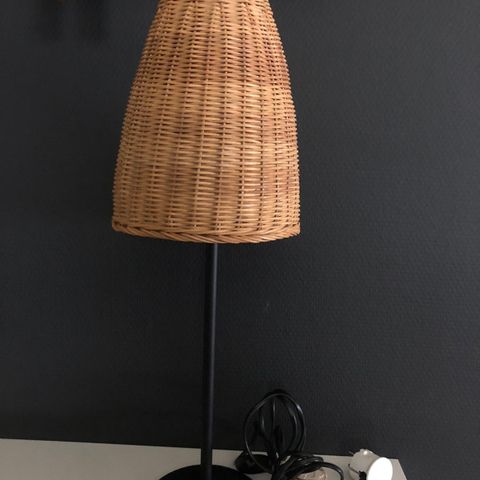 Bordlampe med rottingskjerm