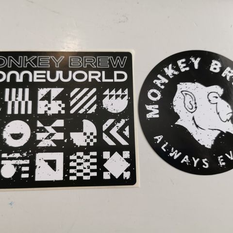 MONKEY BREW - ALWAYS EVOLVE og MONKEY BREW - HOMEWORLD øl klistremerker. SO315