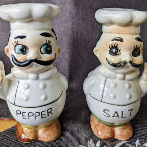 Salt-/pepperbøsse i form av kokker (ca. 8cm høy)
