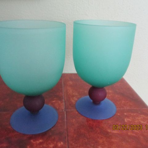 2 dekorative kunstglass i grønn, burgunder og blå farge