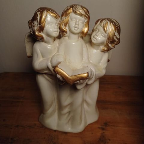 3 engler som synger. Keramikk figur.