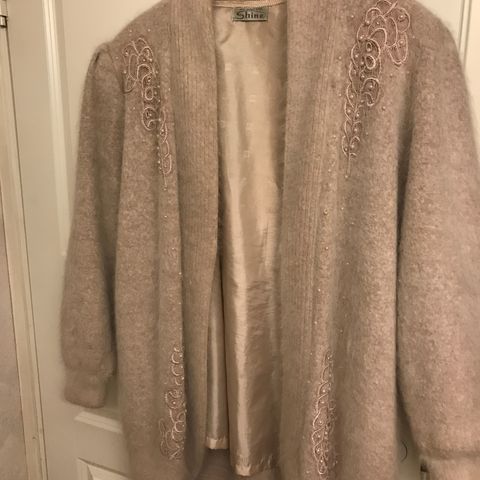 Sjine. Flott jakke i Beige 80 % angora. Str. 42/44. Nesten ikke brukt