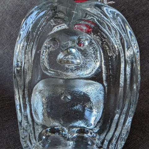 Stort Troll av glass fra svenske Bergdala glasbruk (ca. 14cm h, over 1 kg)