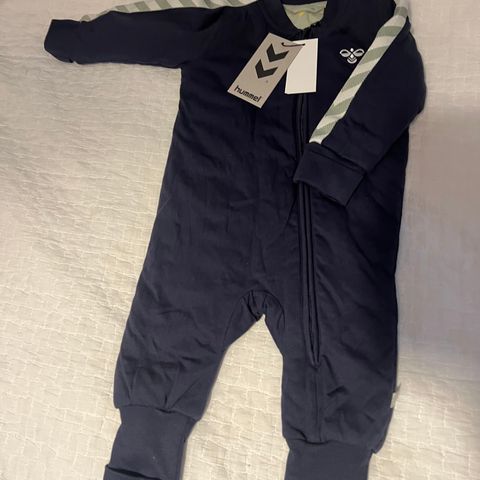 Ny jumpsuit fra Hummel str 74