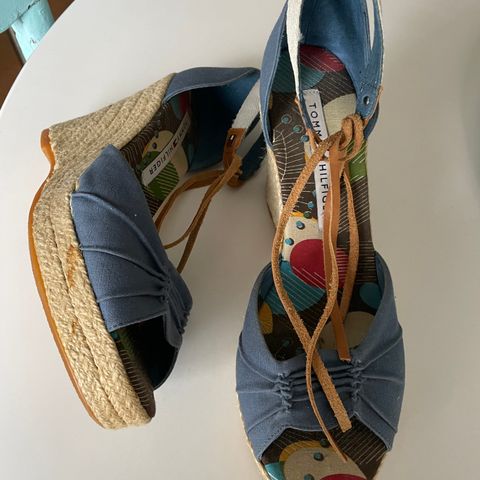 Ubrukte canvas wedge fra Tommy Hilfiger, str. 39