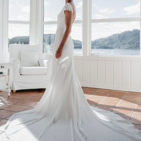 Elegant og klassisk brudekjole selges (Lara St. Patrick)