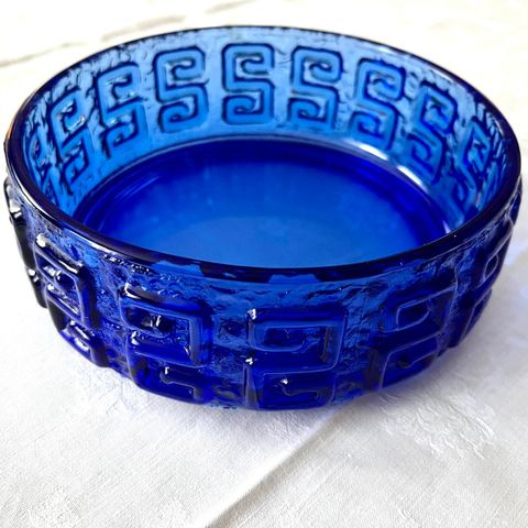 Vintage -70 tallet blå bolle D19,5 cm. Finsk glasskunst designer Tamara Aladin.