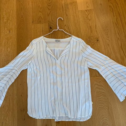 Bluse Jean Paul str S,, selges kr 250,-