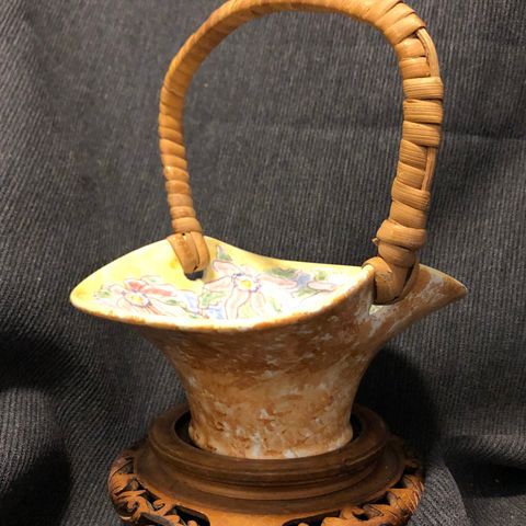 Vintage keramikk skål med hank i flettet bast. AROL?