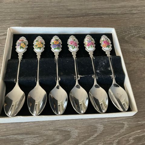 Japanske teskjeer med blomstermotiv i veldig pen stand