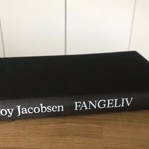 Roy Jacobsen: Fangeliv. Debut.