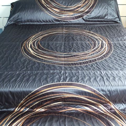 Luksuriøs sengeteppe i sateng st. 260x280 cm.