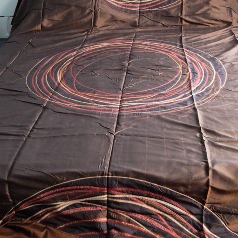 Luksuriøs sengeteppe i sateng st. 260x280 cm.
