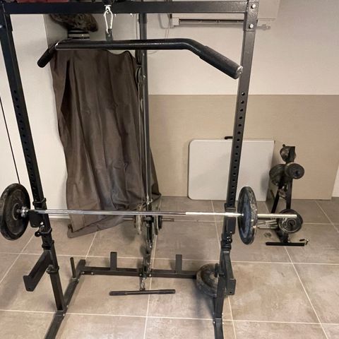 Treningsstasjon med kabeltrekk / Power Rack