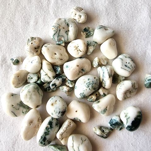 Sten i grønt og hvitt