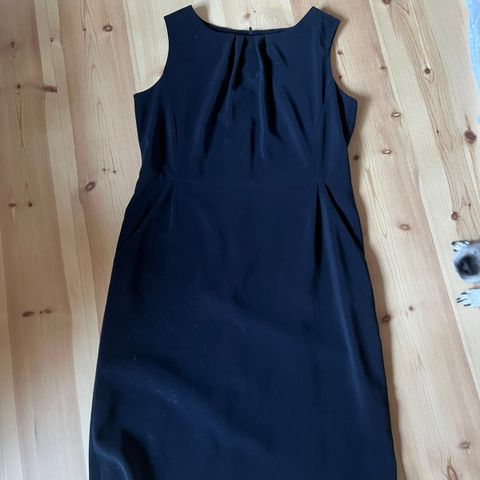 Nydelig mørkeblå, ermeløs kjole fra Elise Eichmann