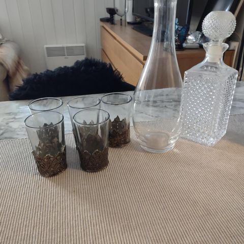 Nydelig Vintage karaffel sett m glass m metall dekorasjon.. Utrolig vakkert sett