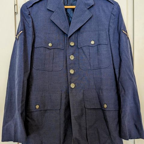 Uniformsjakker: Amerikansk Air Force. Norsk galla-uniform.