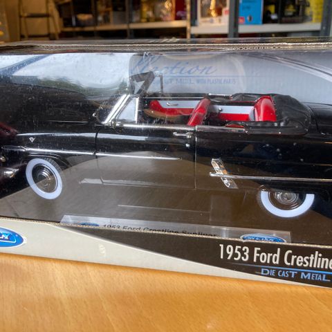 1953 Ford Crestline 1:18