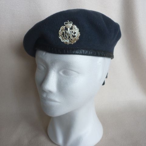 Vintage RAF (Royal Air Force) Queen Crown Regiment beret m/badge.