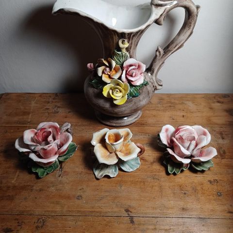 Håndlagde roser i keramikk.