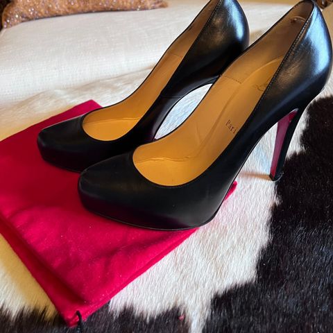 Christian Louboutin str 38,5