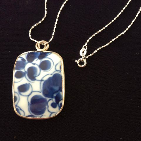 Smykke Opprydding salg: Ubrukt sølv halskjede med  blå/hvit porselen anheng