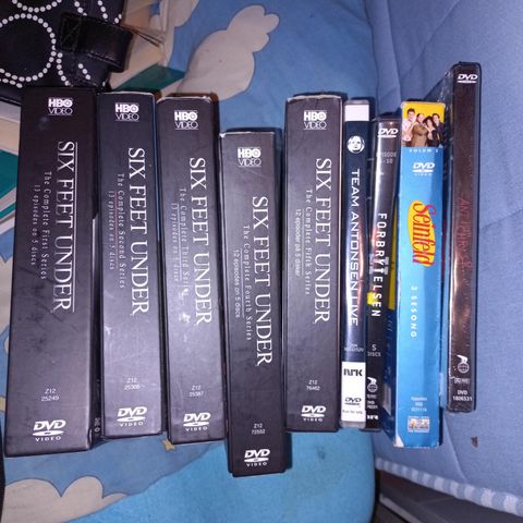 Mange DVD'r av serier, 15kr stk. + Tjukk mappe m DVD'r i tillegg.