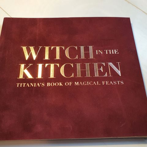 Witch in the kitchen. Titania's book of magical feasts.