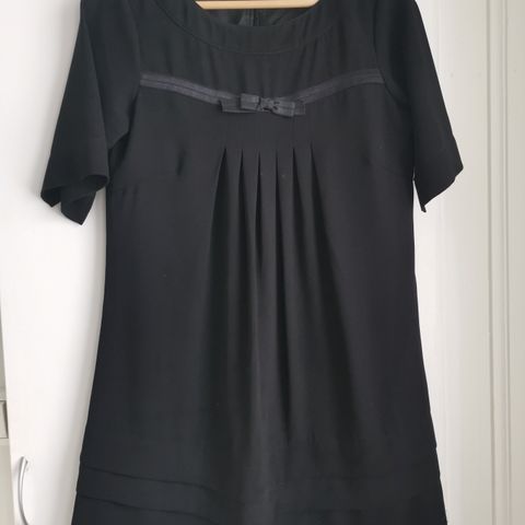 Nydelig, sort kjole str S
