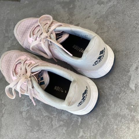 Adidas joggesko lys rosa str 35 lite brukt, såle nesten som ny