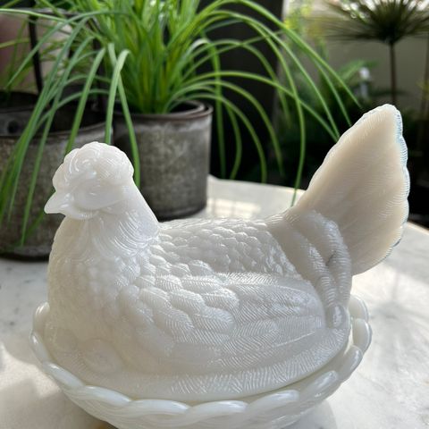 Gammel hvit pressglass eggehøne
