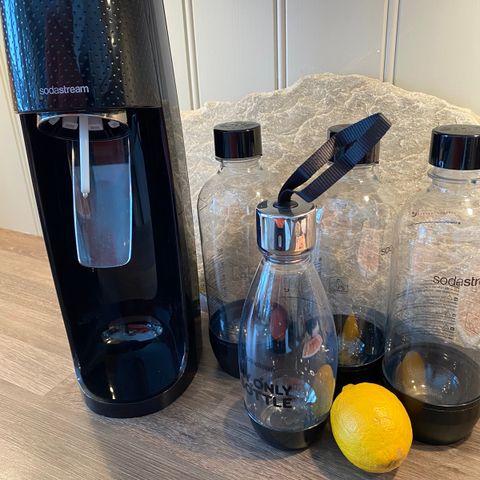 Pent brukt Sodastream i sort med 4 flasker