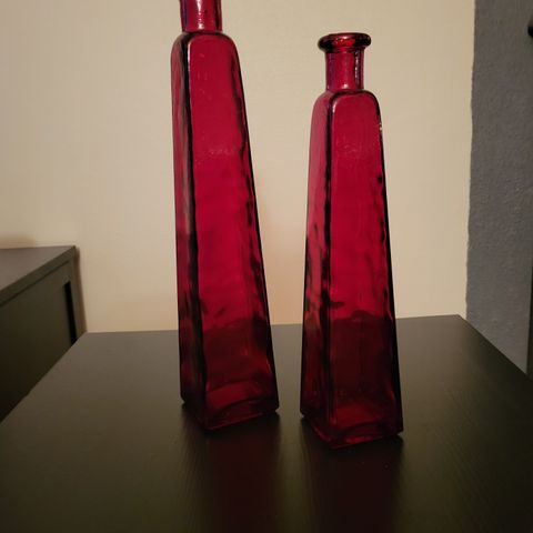 Vaser 2 stk  i rødt glass