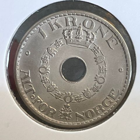 1 kr 1936 pene perler på krona.